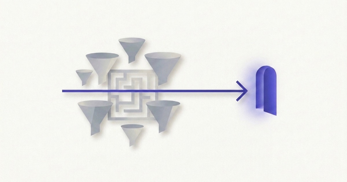 Illustration abstraite d'une flèche indigo qui contourne des entonnoirs gris vers une porte ouverte